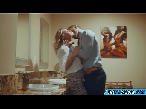 ❤️ Büyük memeli bir sarışın seni umumi tuvalette baştan çıkardığında ❤️ Porno bizde ❌️